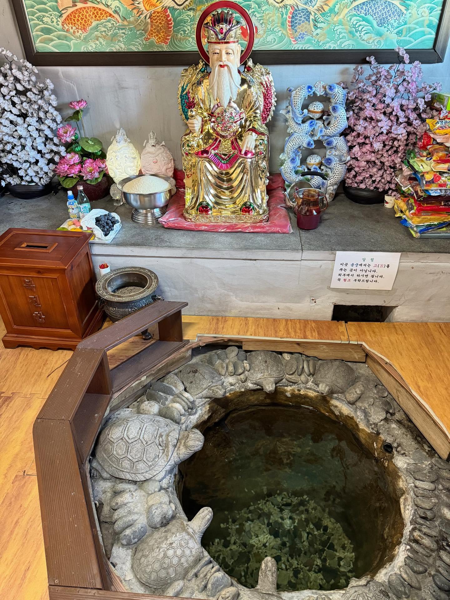 권수진 만신 신당 내부 - 거북 분수, 신상, 단청